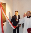 Odsłonięcie tablicy podczas jubileuszu 15. lecia Domu Uzdrowienia Chorych